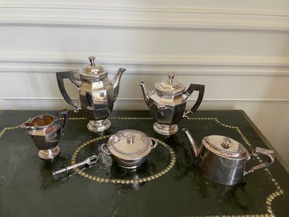 null Silver plated set including:
Two sauce boats
One baluster sauce boat
One ice...