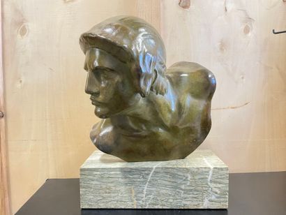 Constant ROUX (1865-1929) 
Gladiateur en buste
Bronze patiné
Socle quadrangulaire...