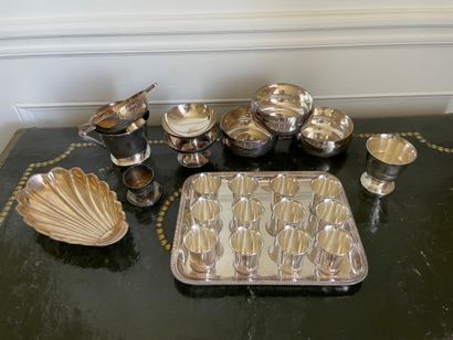 null Lot of silver plated metal including:
Liqueur glasses and their tray, various...