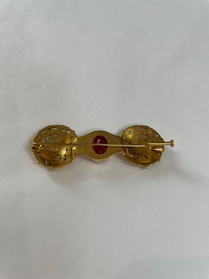 null 
In the taste of Wiese

Brooch in gold 750/°°°°

Set with a red synthetic stone...