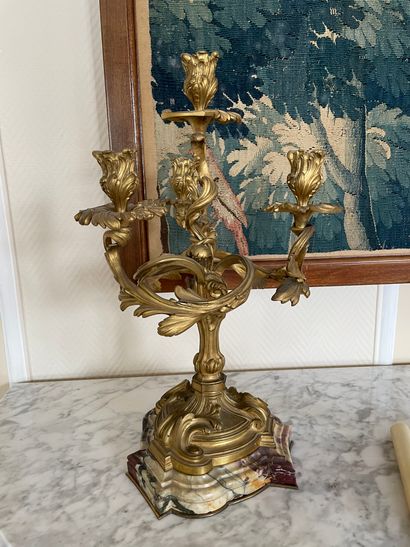 null Pair of important candelabras
In chased and gilt bronze
With four lights
Marble...