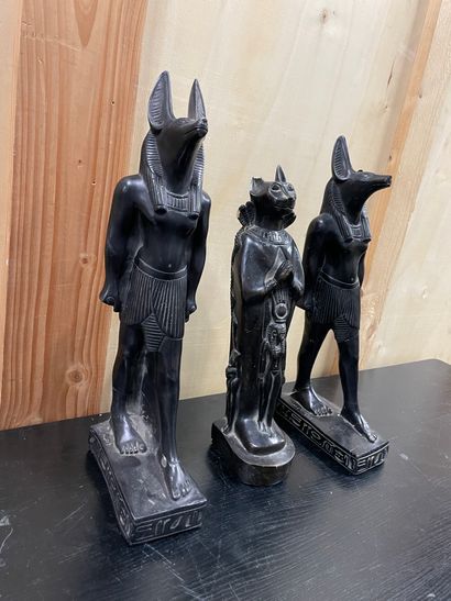 EGYPTE Lot de trois sculptures
En matière composite
Accidents et manques