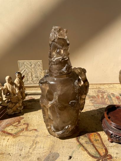 CHINE Vase couvert
En pierre dure
Décor sculpté ajouré de figures féminines et chiens...