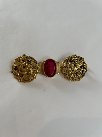 null 
In the taste of Wiese

Brooch in gold 750/°°°°

Set with a red synthetic stone...