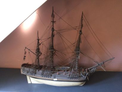  Maquette de vaisseau de ligne du XVIIIème siècle Armé de 4 canons et 10 couleuvrines,...