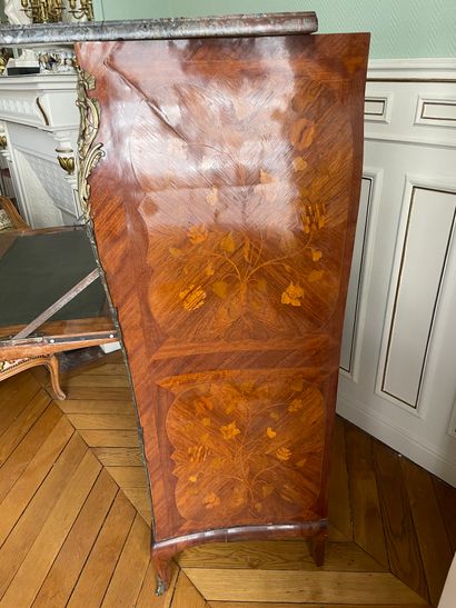 null Straight desk
In veneer
Beautiful floral marquetry work in the taste of Pierre...