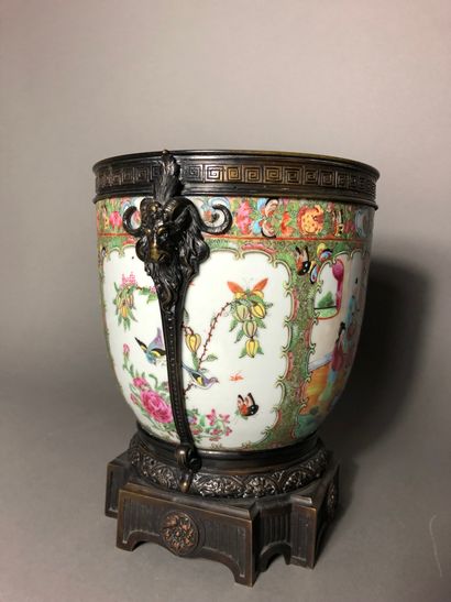 CANTON Vase en céramique à décor famille rose de scène de palais animées, papillons...