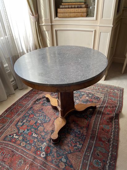 null Library pedestal table
In veneer
On a tripod base
Circular top in Sainte-Anne...