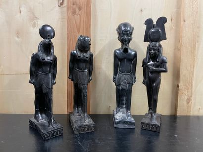 EGYPTE Ensemble de 4 sculptures En matière composite H. 42 à 52 cm. Accidents et...