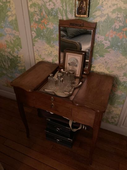  Dressing table in natural wood Cambered legs A drawer in the waist The top discovers...