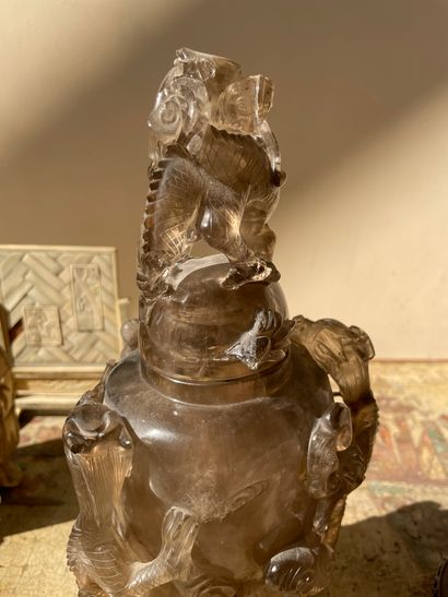 CHINE Vase couvert
En pierre dure
Décor sculpté ajouré de figures féminines et chiens...