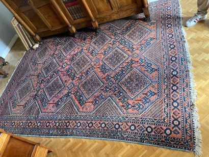 null Large oriental carpet
With knotted points
Geometric design on red backgroun...