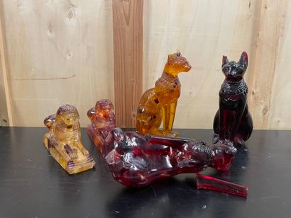 EGYPTE Ensemble de 5 sculptures
A l'imitation de l'ambre
Dont trois chats Bastet...