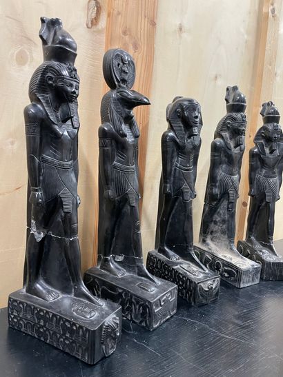 EGYPTE Lot de 5 sculptures
En matière composite
H. 48 à 54 cm.
Accidents et manq...