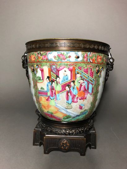 CANTON Vase en céramique à décor famille rose de scène de palais animées, papillons...