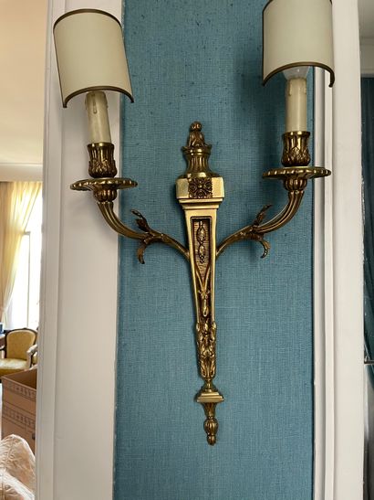 null Suite of six sconces
In chased gilt bronze
With two arms of light
Louis XVI...