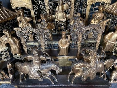 CHINE Fragment of a bedroom Large palace scene in gold lacquered wood End of the...