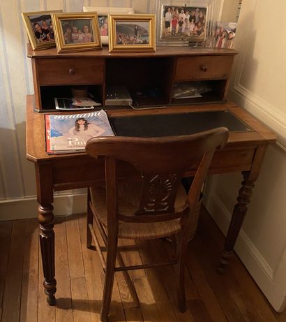  Walnut desk with steps 19th century. one foot broken Accidents and missing parts...