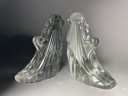 null Dans le goût de René LALIQUE (1860-1945) Deux nymphes En verre moulé pressé...