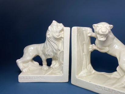 null Ed. LEFEBVRE (XXe siècle) Lion et lionne Paire de serre-livres en céramique...