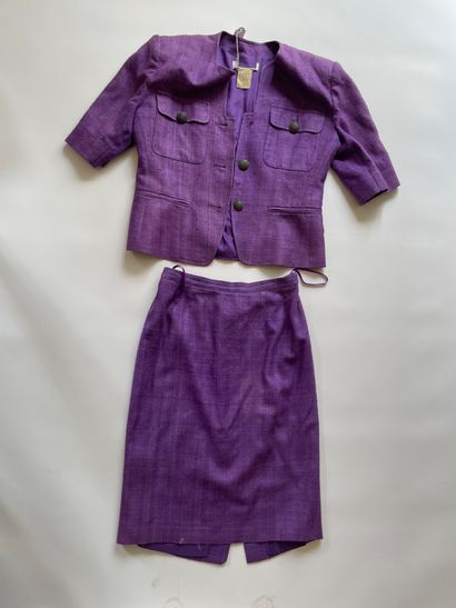 null 
GUY LAROCHE

Tailleur en soie violet comprenant jupe et veste T. 42 (usures)

Tailleur...