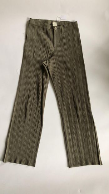 null 
PLEATS PLEASE BY ISSEY MIYAKE

Ensemble de trois pantalons plissés

Beige,...