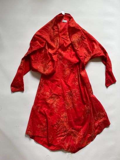 null 
ZAPA 

Robe et sa veste à motif floral rouge T. 38



LOUIS FERAUD  

Tailleur...