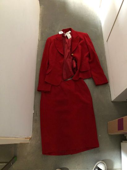 null 
GUY LAROCHE

Tailleur jupe et veste en laine T. 44

Tailleur rouge jupe et...