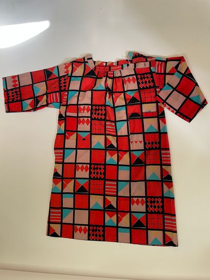 null 
GUY LAROCHE – 

Robe à motifs aztèques rouges et bleus T. 38

Robe en coton...