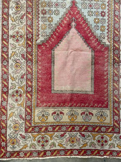 null 
Deux tapis persans



En laine, à points noués



Décor polychrome architecturé



En...