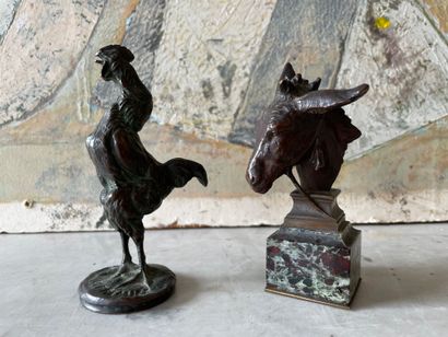 null Deux petits bronzes animaliers
Coq chantant d'aprčs Barye, en bronze H. 12 cm.
Tęte...
