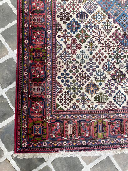 null Beau tapis iranien
En laine, à points noués
Décor polychrome géométrique sur...