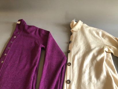 null 
GUY LAROCHE

Deux cardigans violet et crème en laine T. 40 et 36

GUY LAROCHE

Tailleur...