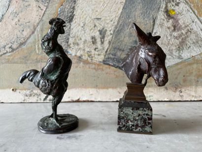 null Deux petits bronzes animaliers
Coq chantant d'aprčs Barye, en bronze H. 12 cm.
Tęte...