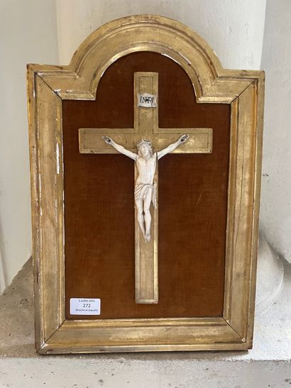 null 
Christ en ivoire sculpté

Dans un encadrement en bois doré

Hauteur : 13 cm...
