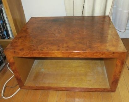 null Table basse en bois et loupe d'amboine, à casier
36 x 64 x 50 cm
(Taches)