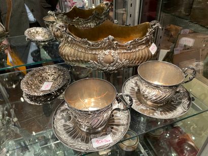 null 
Lot of silverware including:

A 925°° silver planter

Two chocolate cups and...