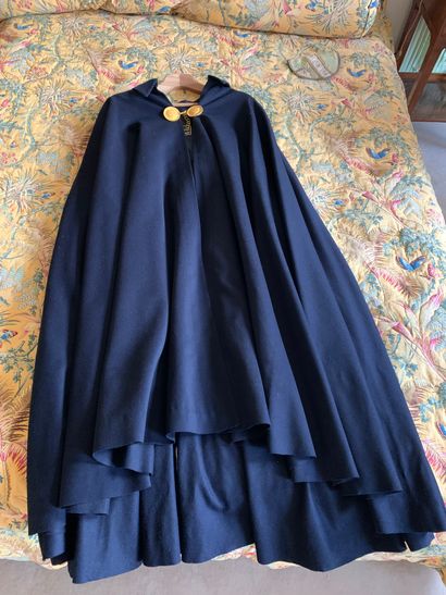 Paul VANELAIRE 
Men's cape in navy blue wool, hook closure with the arms of the French...