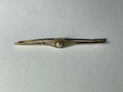 null 
Brooch in two 585°/°° gold with a button pearl, Gross weight: 4,72g.
