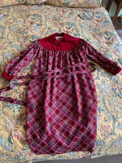 SAINT-LAURENT Rive Gauche circa 1982-1983: Robe en lainage à carreaux rouge, vert...