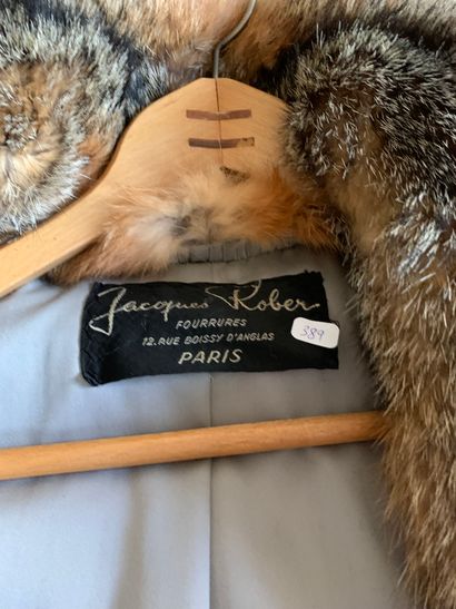 Jacques ROBER Fox coat, single breasted closure.
Size 36-38 approx.
