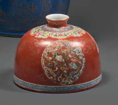 CHINE - XIXe siècle Porcelain brush in the form of a hen cage, enamelled in polychrome...