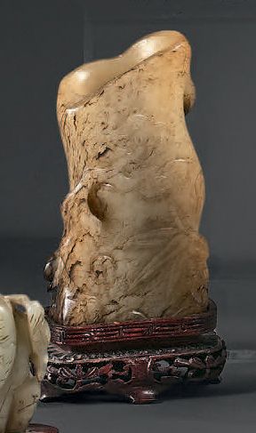 CHINE - XVIIe/XVIIIe siècle Petit vase formant tronc en néphrite rouille grise à...