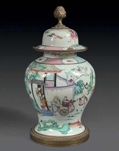 CHINE - XIXe siècle Potiche couverte en porcelaine émaillée polychrome dans le style...