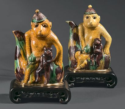 CHINE - XIXe siècle Deux verseuses couvertes en porcelaine émaillée en vert jaune...