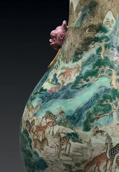 CHINE - Époque JIAQING (1796-1820) / DAOGUANG (1821-1850) Vase de forme bouteille...