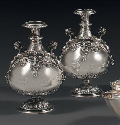 null Paire de vases de forme balustre en argent 800 millièmes posant sur un piédouche...