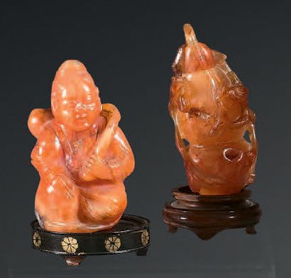 CHINE - XXe siècle Trois groupes en cornaline, dont un flacon double gourde, un vase,...