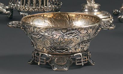  Silver bowl with ears 925 thousandths decorated in repoussé of chrysanthemums on...
