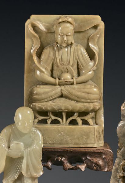 CHINE - XXe siècle Groupe en stéatite beige sculptée de Guanyin assis en padmasana...